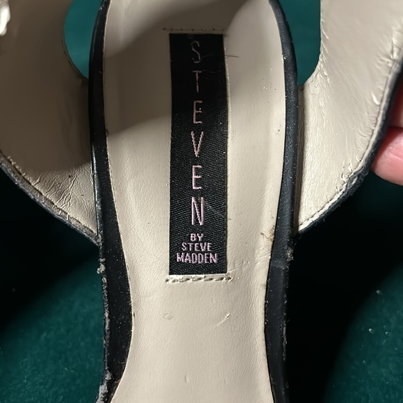 Ankle strapped heels. - Picture 3 of 4